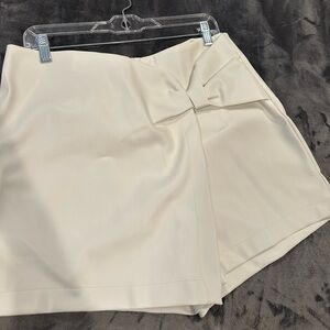 Francesca's Collections Cream Bow-Tie Skort